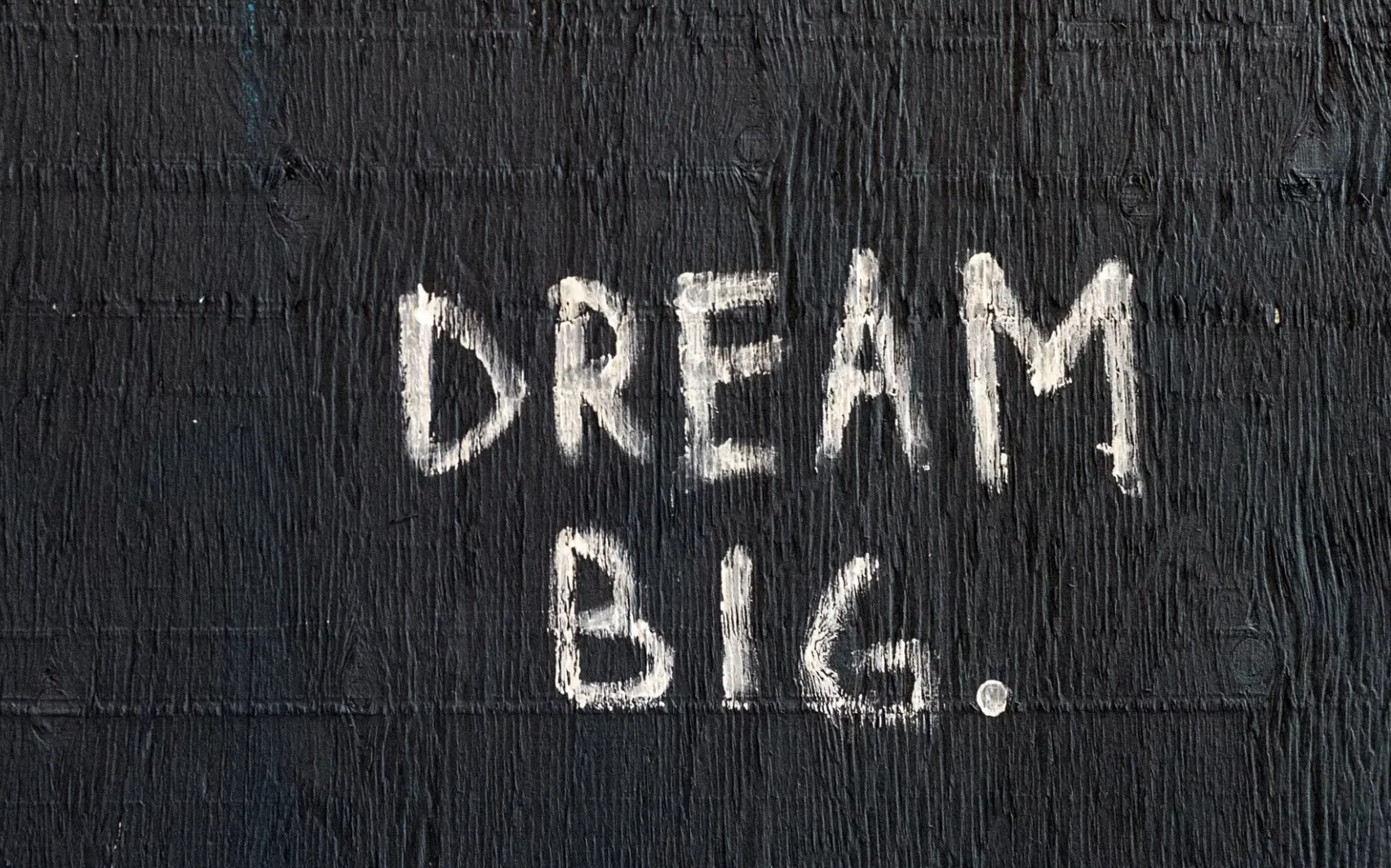 Schriftzug "DREAM BIG" auf dunklem Hintergrund