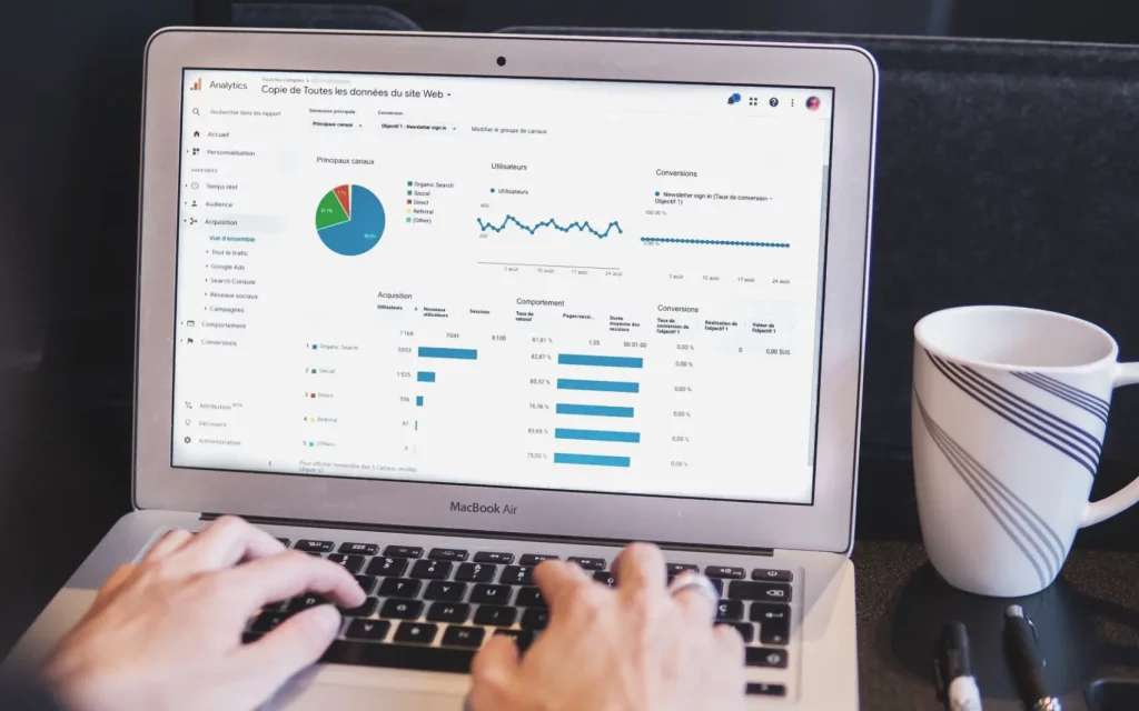 Laptop mit Darstellung von analytischen Daten wie Statistiken und Diagrammen