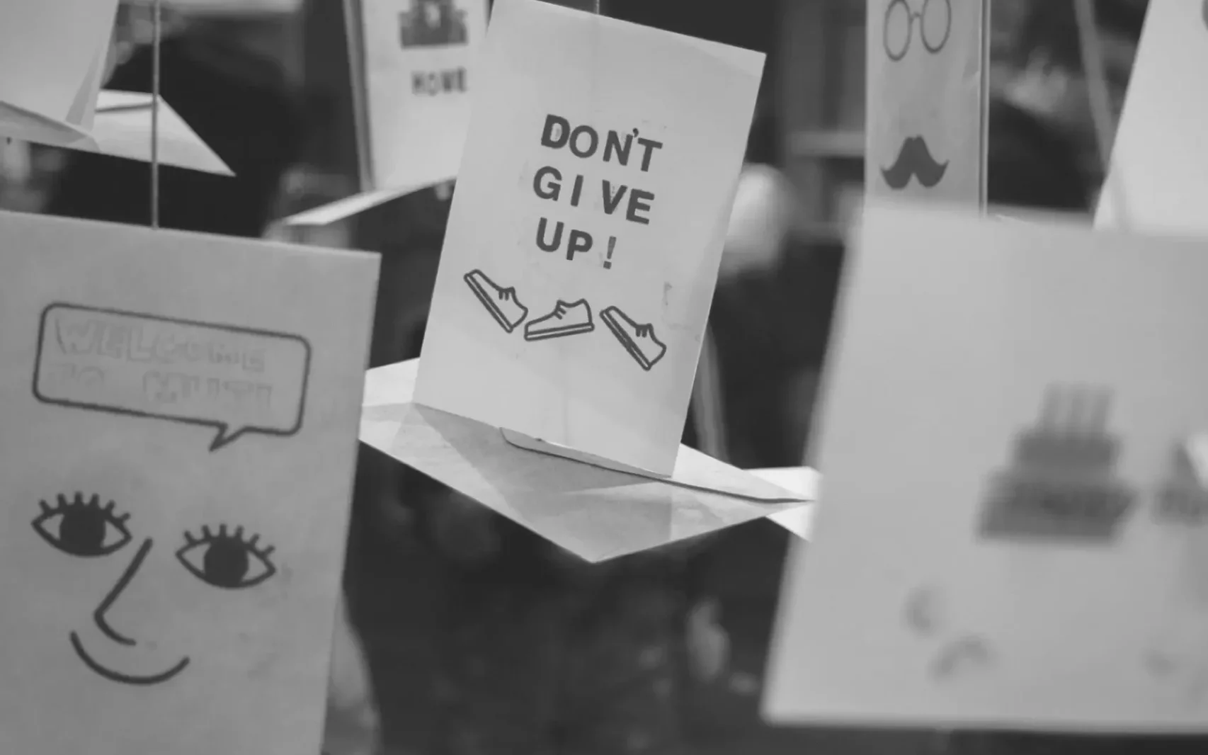 Zettel mit der Aufschrift 'Don't give up', symbolisiert die Ausdauer im SEO-Prozess mit Yoast für WordPress.